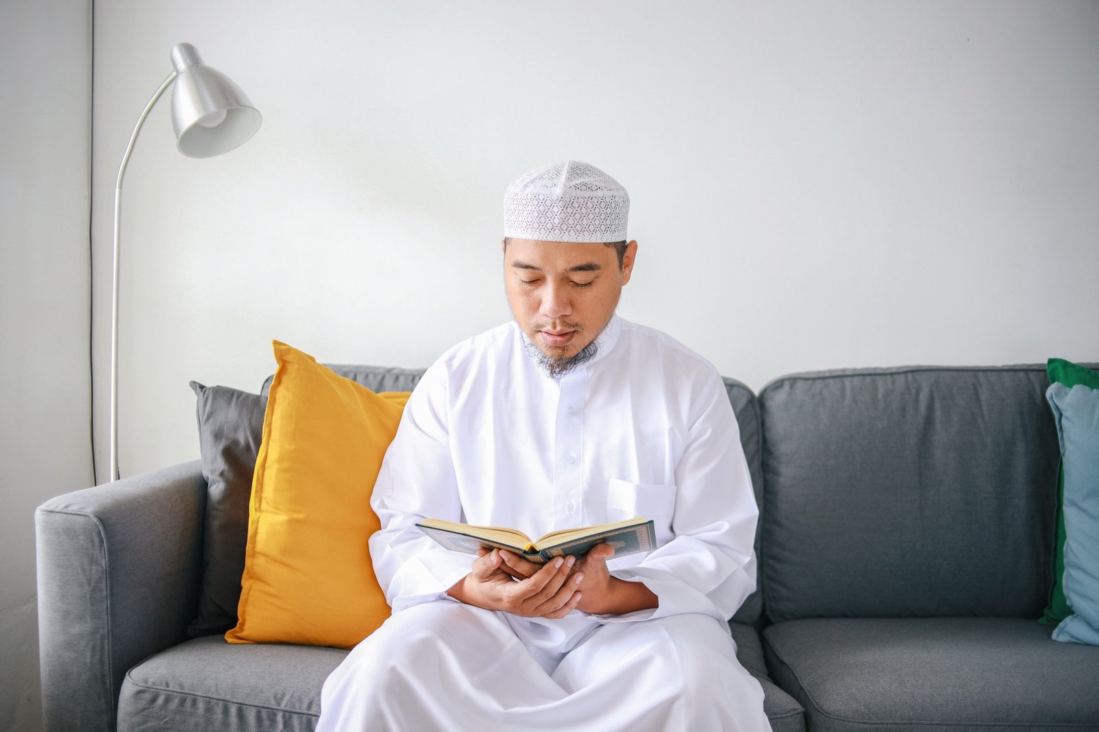 man-reading-al-quran