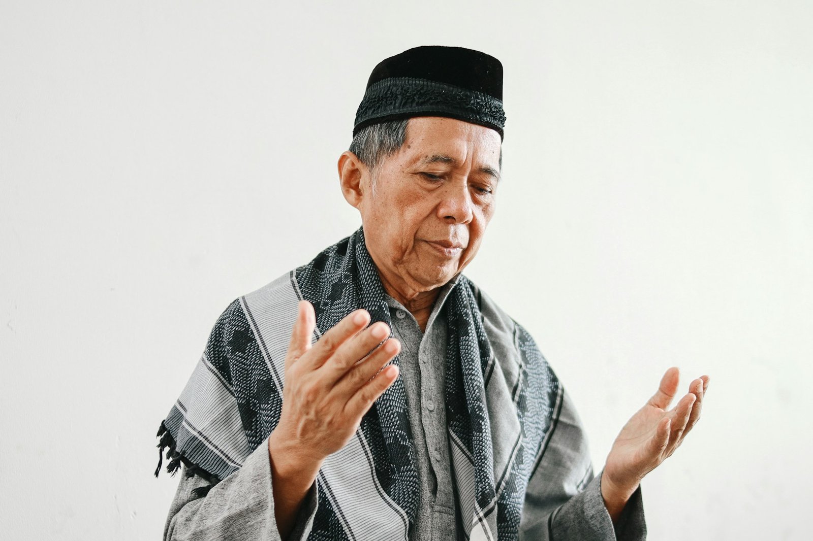 senior-muslim-man-praying